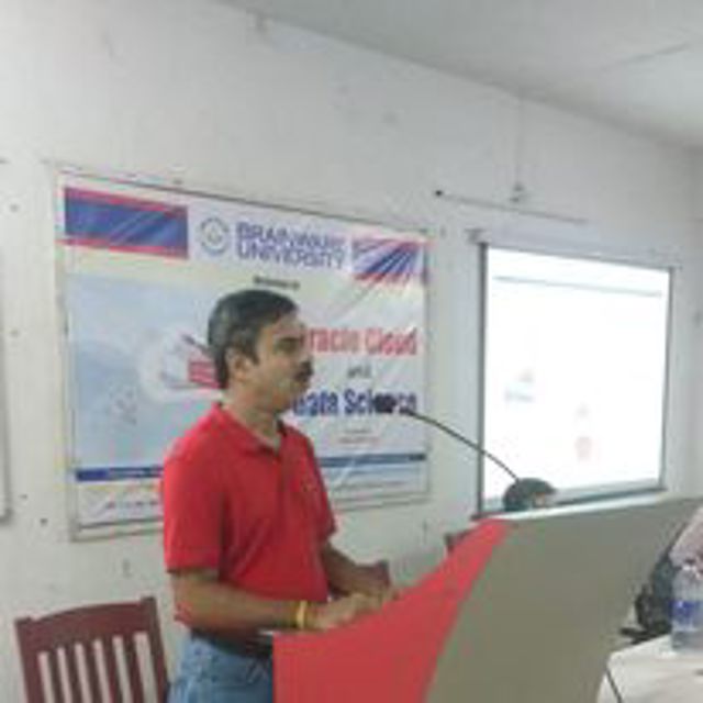 Instructor explaining Oracle Cloud and Data Science concepts at Brainware University