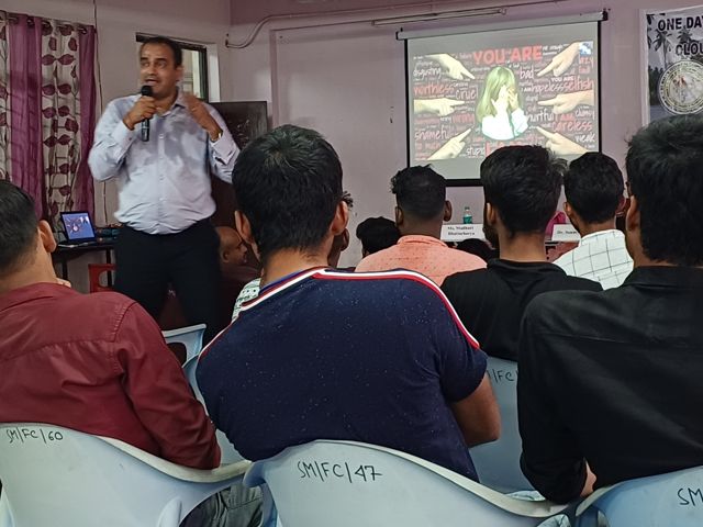 Industry expert explaining Artificial Intelligence and Machine Learning concepts to students at St. Mary’s Technical Campus Kolkata