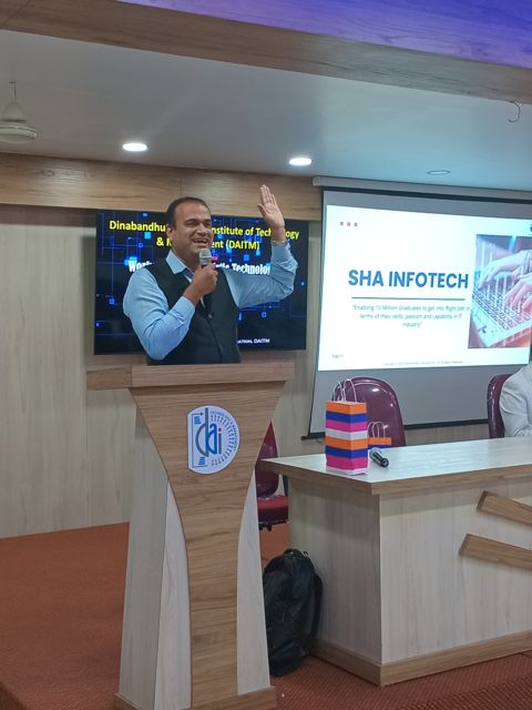 Industry expert delivering a Database and Cloud technology session at DAITM
