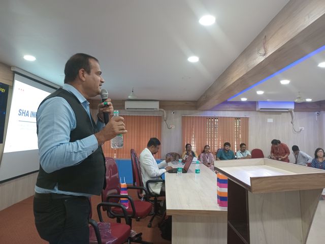 Industry expert presenting Database and Cloud technology concepts to students at DAITM